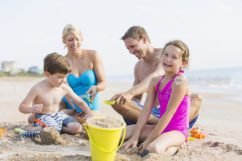 海滩上的一家人