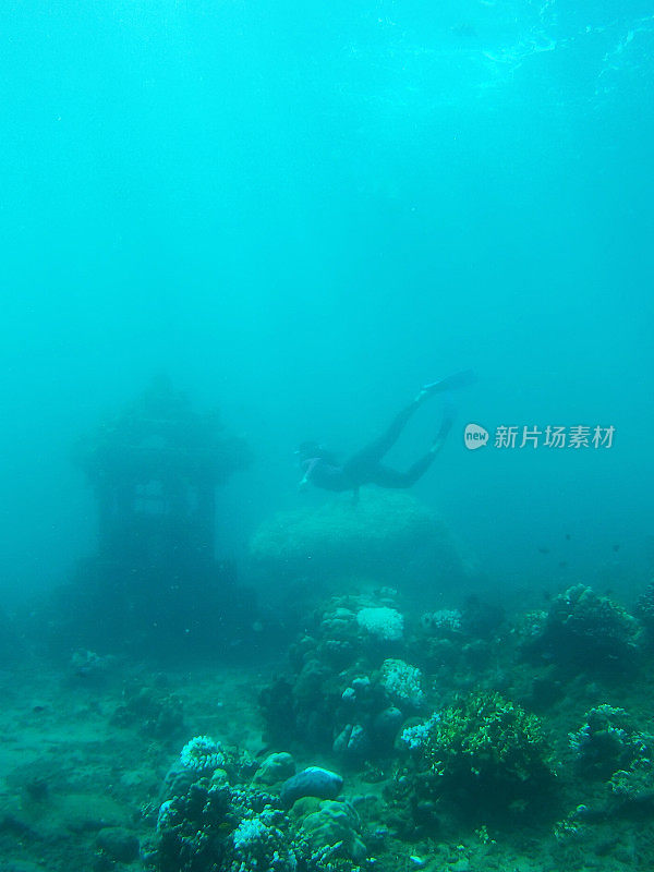 深海里的潜水员。