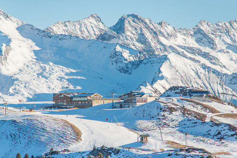 西勒塔尔冰川腹地的雪山山峰
