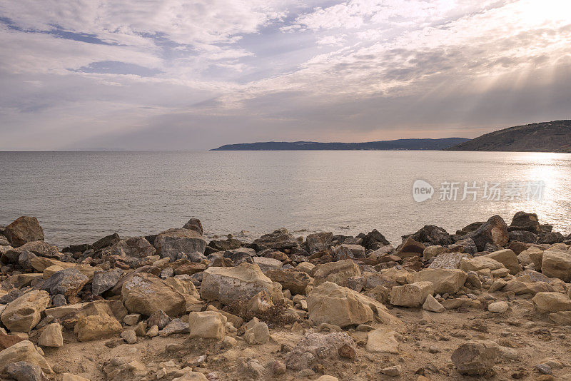 岩石希腊岛海滩和爱琴海