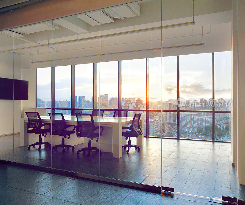 办公室会议室与日落光线在窗户