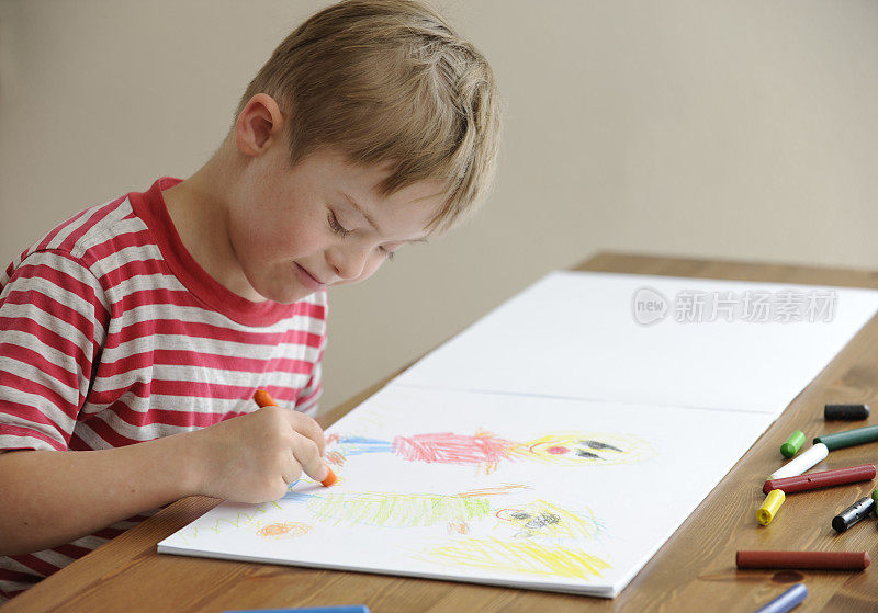 患有唐氏综合症的男孩正在画画