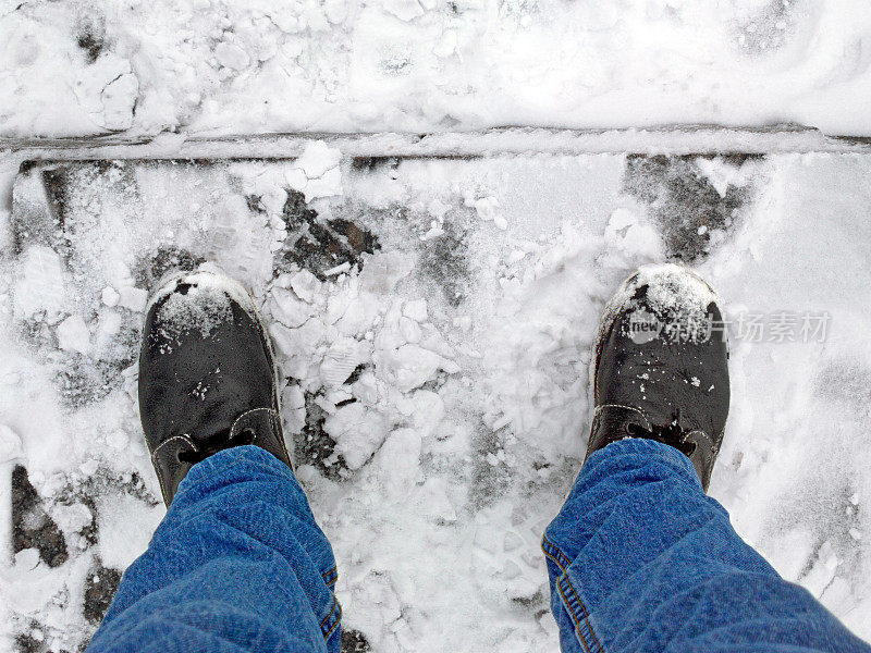 脚踩在雪地里的楼梯上。