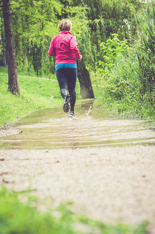 高加索老年妇女在雨中奔跑地中海活跃老年人