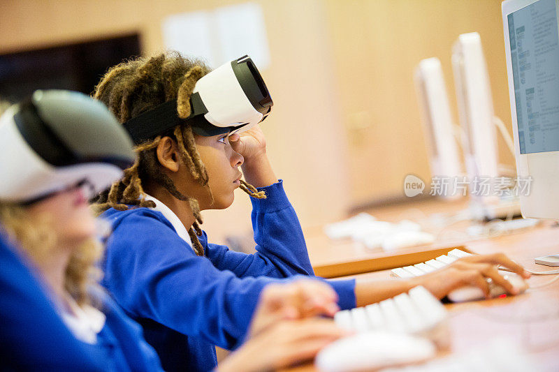 混合种族组学生使用虚拟现实眼镜