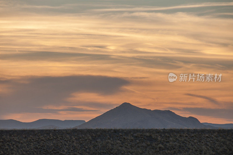 Picacho峰从拉斯克鲁塞斯防洪大坝地区