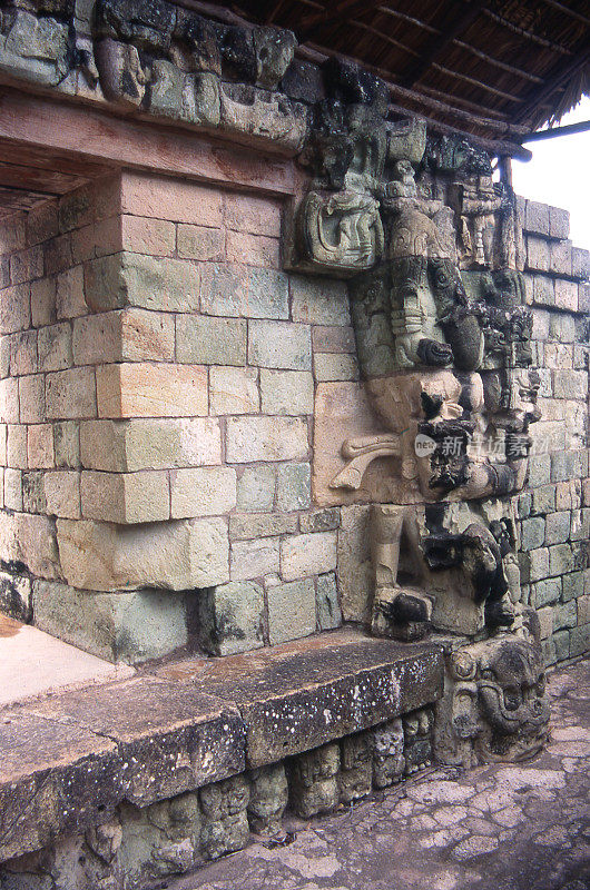 洪都拉斯科潘考古遗址玛雅神庙墙壁上的古代石雕