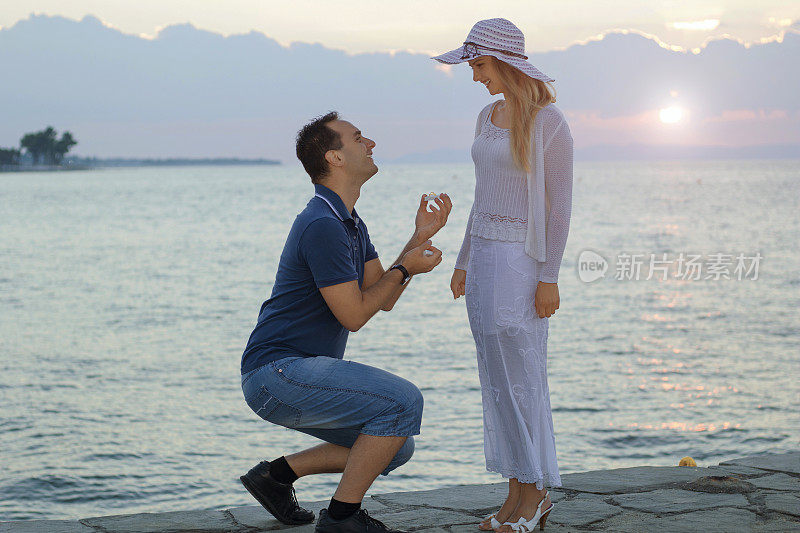 夏天在海边向女人求婚