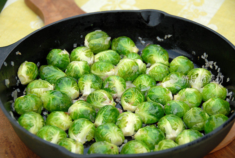 煮球芽甘蓝:青菜炒，铁锅煮