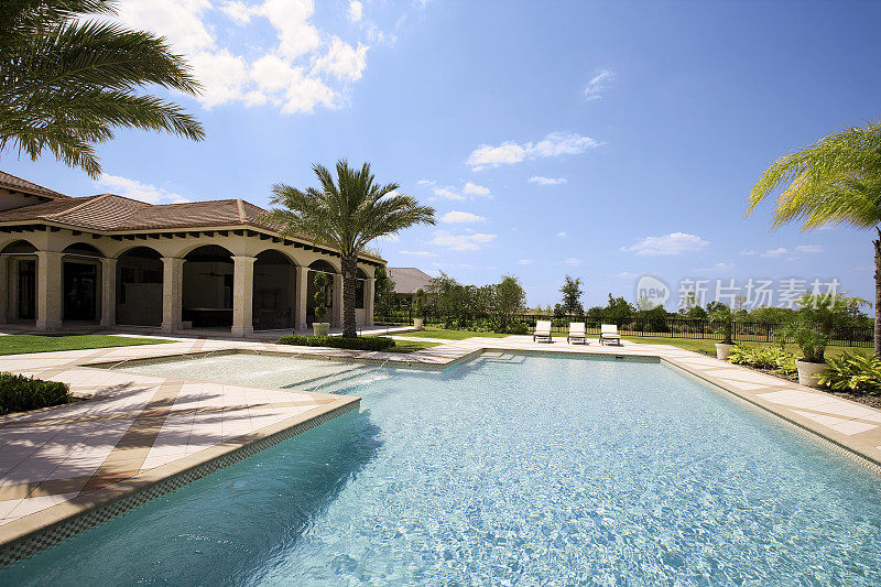 大型户外豪华住宅，游泳池，露台，椅子，棕榈树，热带
