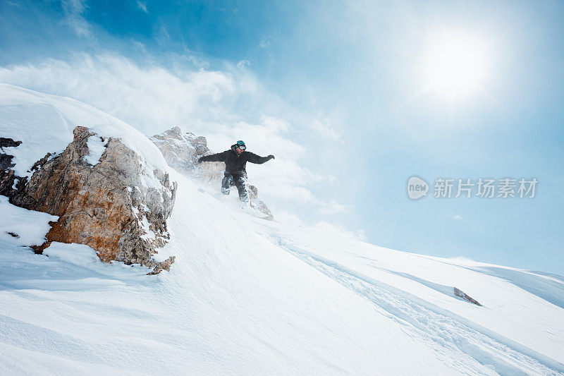 滑雪在跳