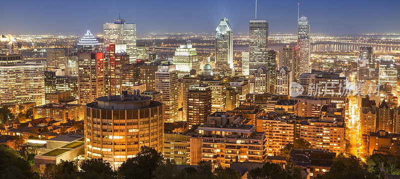 加拿大蒙特利尔夜间城市天际线全景图