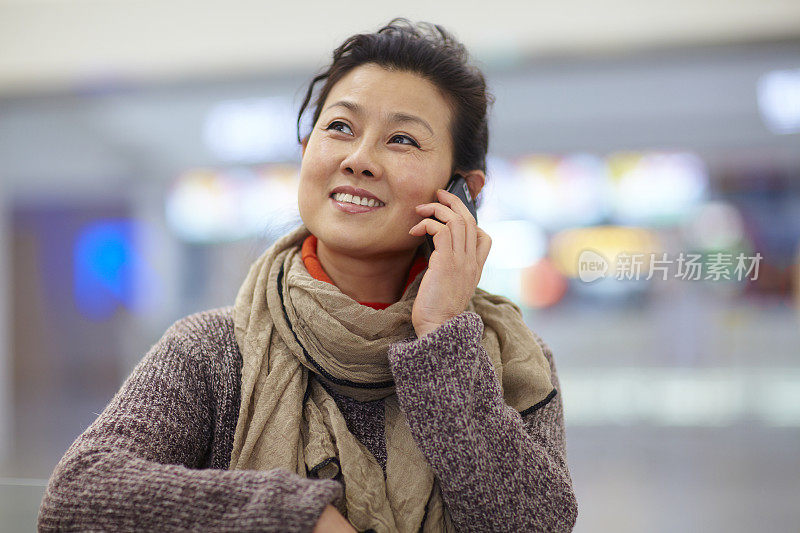 快乐成熟的女人在电话里聊天