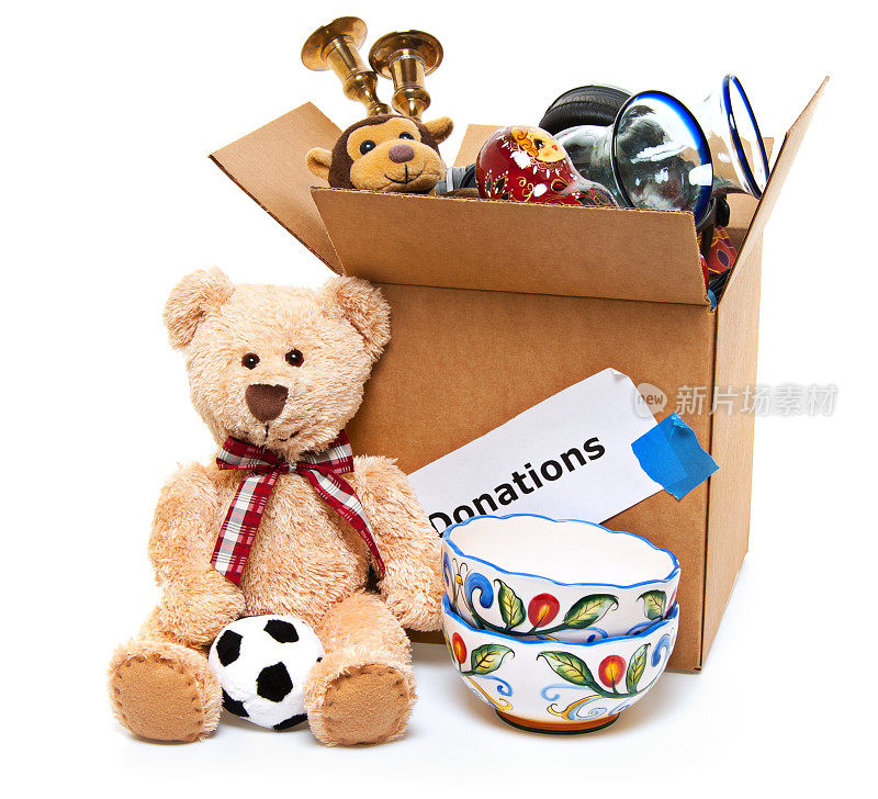 捐赠箱内装满玩具、书籍及家居用品