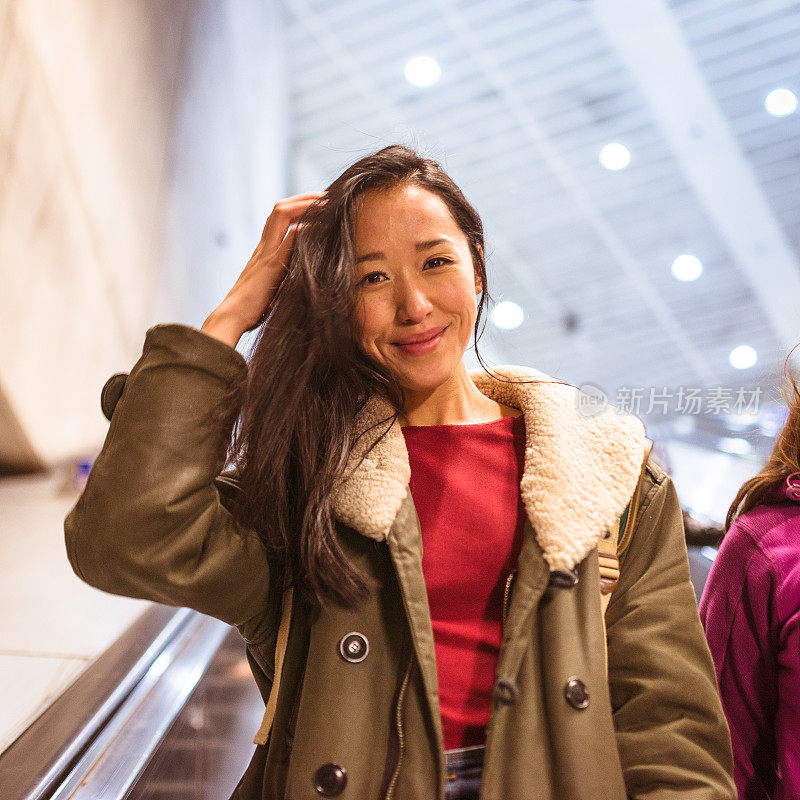 自动扶梯上的中国女人