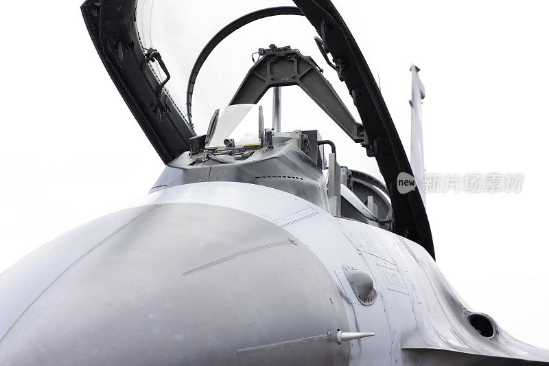 白色背景上的F-16