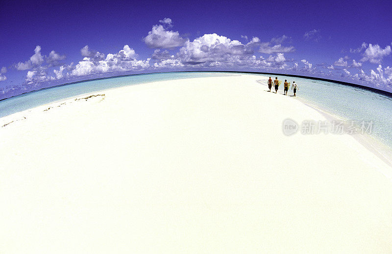 马尔代夫，南部环礁，沙洲岛，冲浪者。