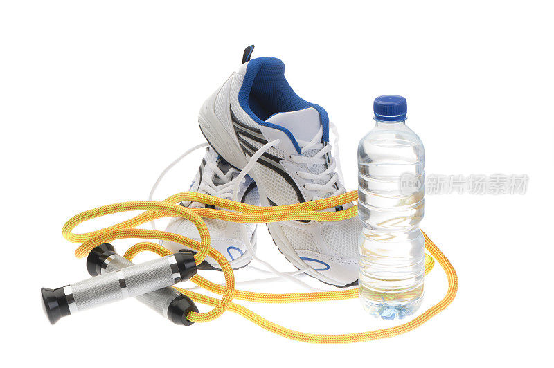 运动鞋，跳绳和水瓶