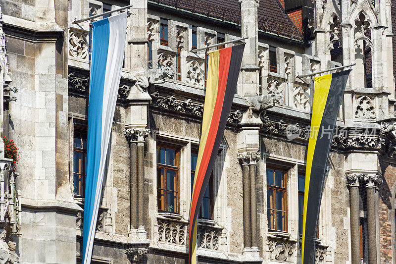 慕尼黑:市政厅悬挂旗帜