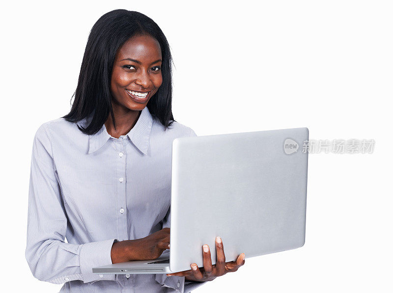 使用笔记本电脑的非裔美国女商人