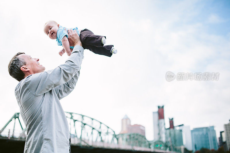 男人抱着他的婴儿儿子