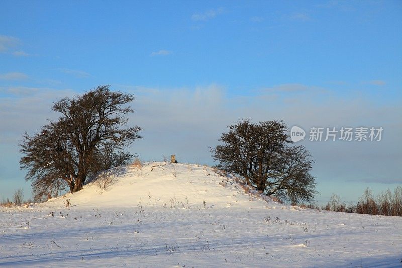 白雪覆盖的青铜时代的墓丘