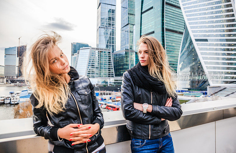 莫斯科新商业中心前的两个女孩