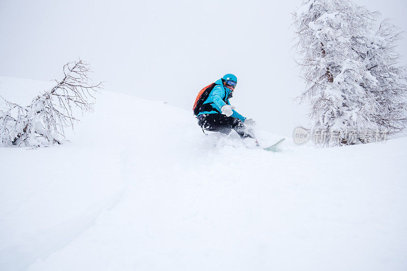 男人享受滑雪