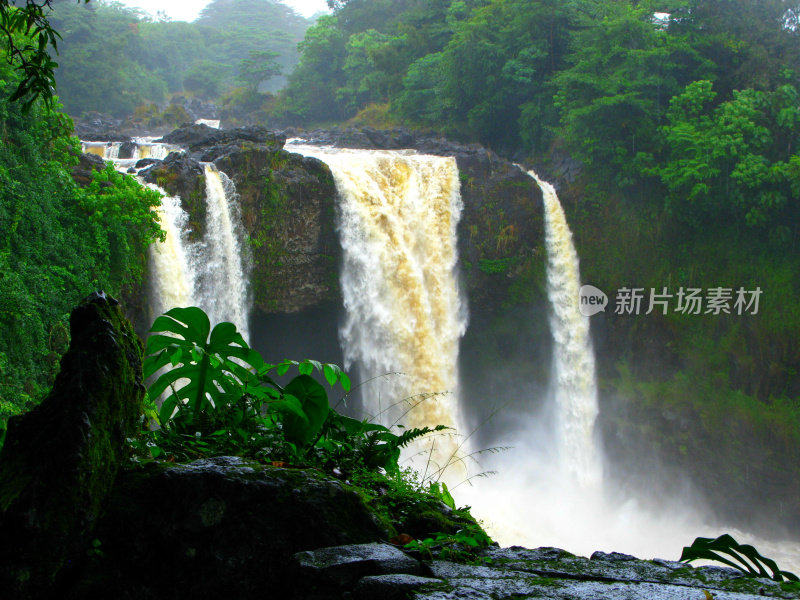 怀卢库瀑布，夏威夷大岛的雨天