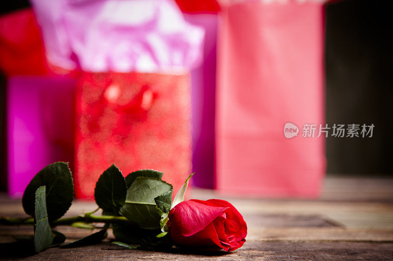 情人节快乐。玫瑰。红色、粉色的礼品袋。聚会，派对Copyspace。
