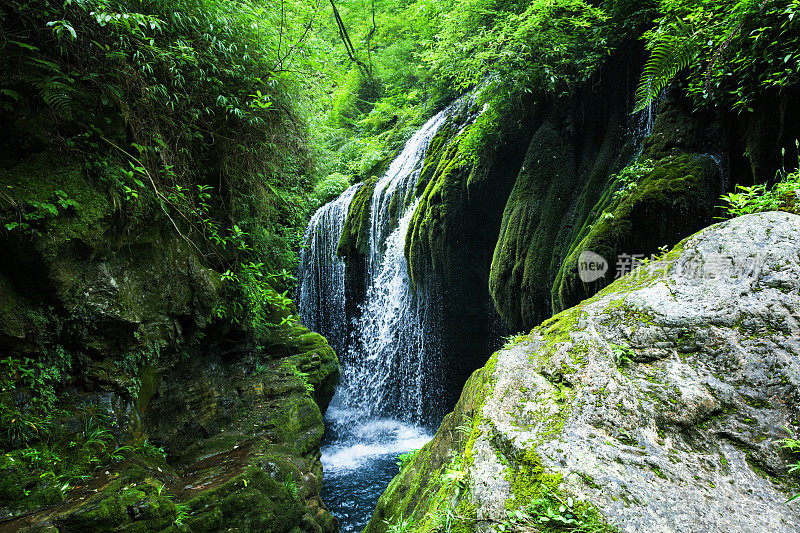 中国三峡地区的瀑布