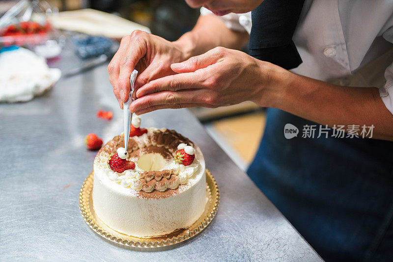 装饰蛋糕的面包师