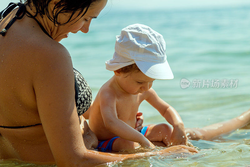 妈妈和儿子在海上玩得很开心