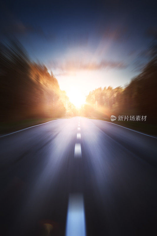 夕阳下的路