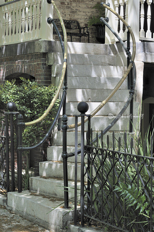 佐治亚州萨凡纳的楼梯，有台阶和栏杆。