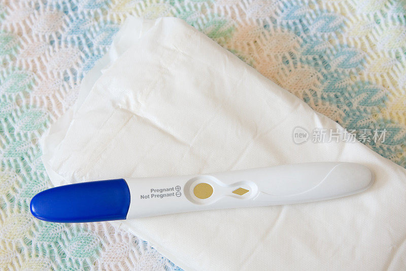 一次性尿布和婴儿毯上的家用怀孕测试