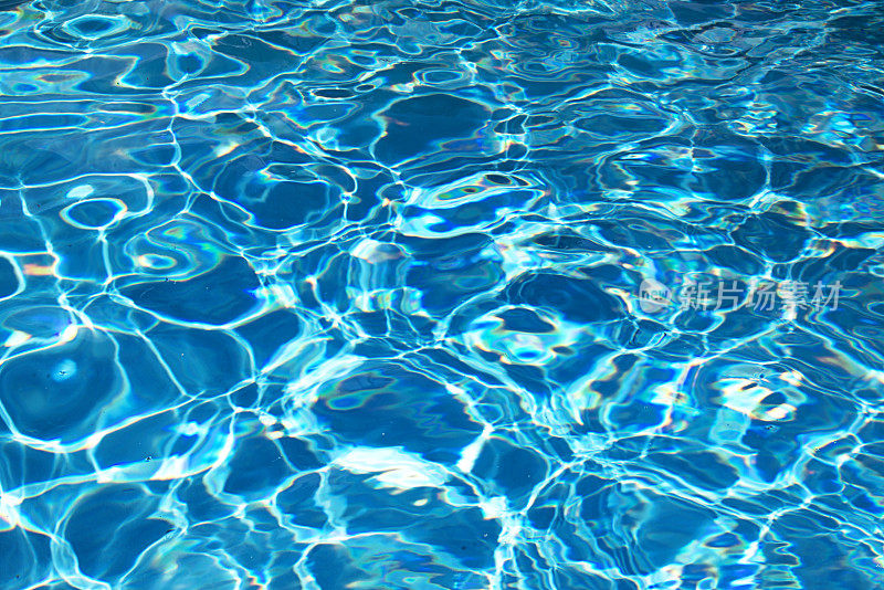 游泳池里清澈、纯净、透明的水