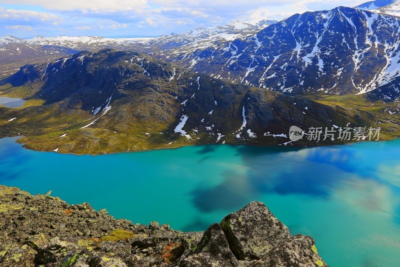 挪威的天堂:位于挪威约顿海门碧蓝的Gjende湖之上