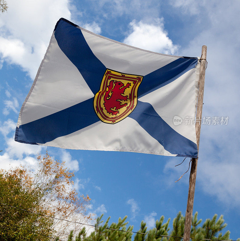 蓝天下的加拿大新斯科舍省国旗