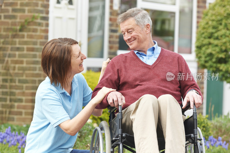 护工和轮椅上的老人