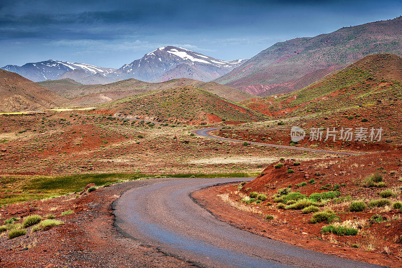 穿越北非摩洛哥高地阿特拉斯的道路