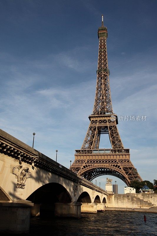 巴黎埃菲尔铁塔前的德莉娜桥