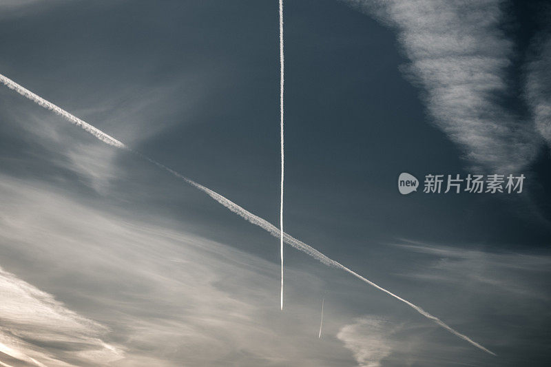 天空有云和飞机的痕迹