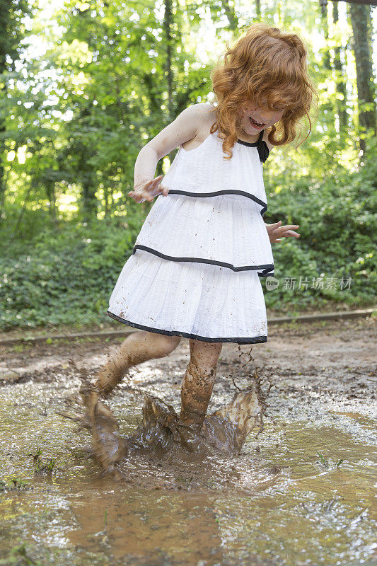 小女孩在泥里玩