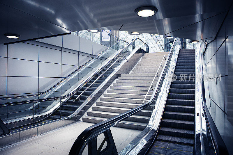 机场有自动扶梯和楼梯