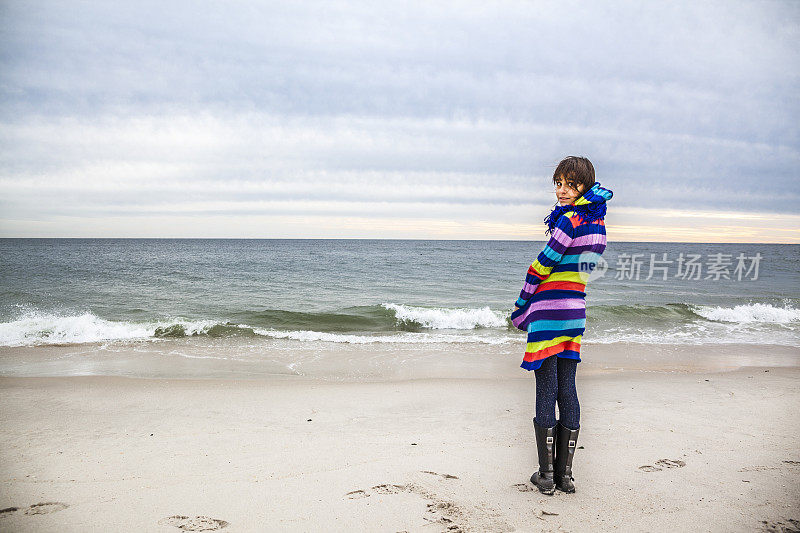 一名少女在琼斯海滩眺望大海