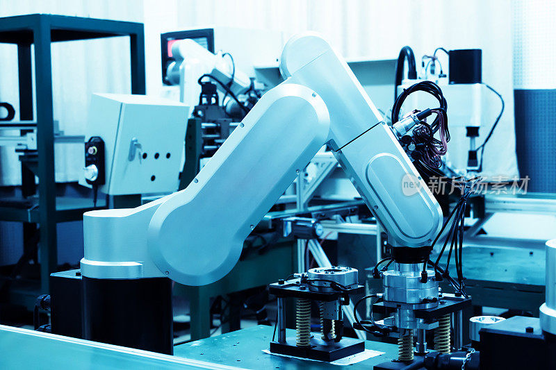 重工业工厂的现代化自动机器人装配线