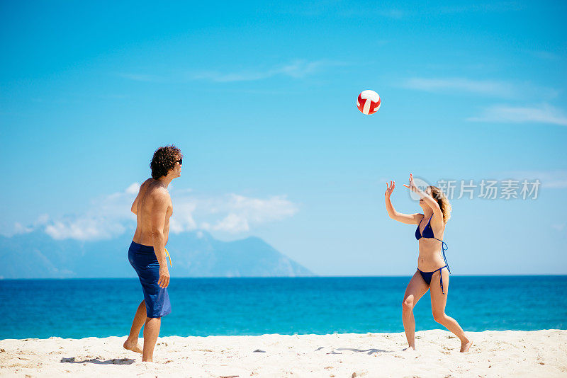 和朋友在希腊群岛上玩沙滩排球