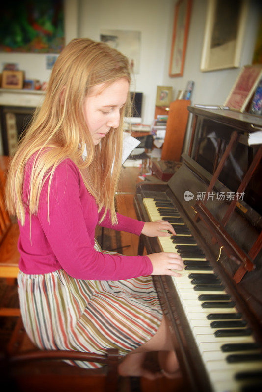 这位年轻女士凭听觉弹奏钢琴