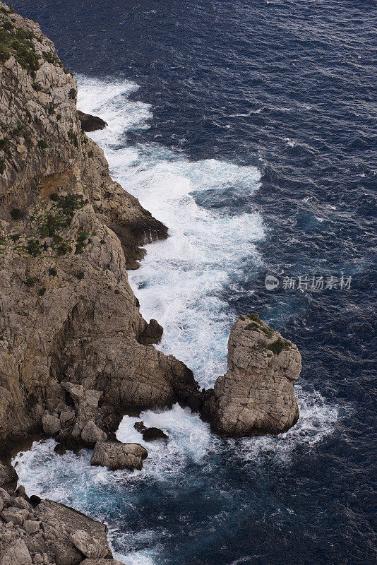 巴利阿里马略卡岛的岩石悬崖和狂野的大海